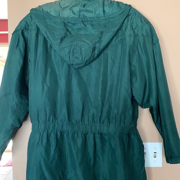 Women's light weight jacket with elastic waist and 2 front pockets. - Picture 4 of 4